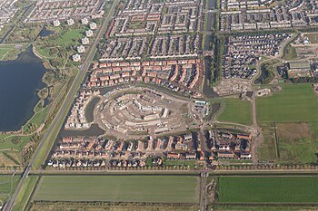 Photographie aérienne d'un quartier d'habitation récent vu du ciel.