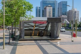 Salida metro Manquehue, Las Condes, Santiago 20211024.jpg