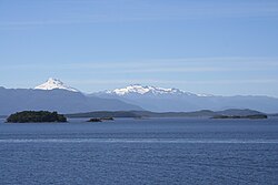 Le canal Moraleda avec le Cerro Macá à l'arrière plan.