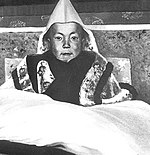 La 14-a Dalai Lama dum sia surtroniga ceremonio la 22-an de Februaro de 1940 en Lasao, Tibeto.