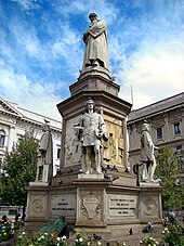 Monumento a Leonardo da Vinci in piazza della Scala a Milano