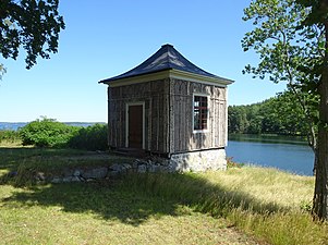 Ett av flera lusthus, här eremitaget, klädd med bark och björkkvistar.