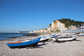 La praia e falésias a montante.