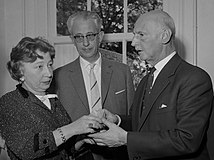 Miep Giesová, Jan Gies a Otto Frank při otevření Domu Anne Frankové (foto: Jack de Nijs / Anefo, datum: 1. května 1961).