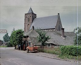 De dorpskerk met smederij op de voorgrond in 1958