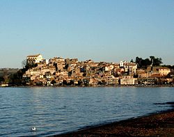 Anguillara Sabazia vista dal lago di Bracciano