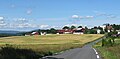 Fon kirke (til høyre) er del av et landlig bygningsmiljø i Fon i Vestfold. Foto: Karl Ragnar Gjertsen, 2012