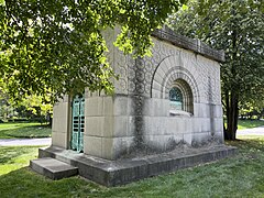 La Carrie Eliza Getty Tomb par Louis Sullivan est classée Chicago Landmark.