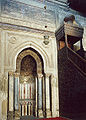 Mihrab marmoreo e mimbaar ligneo della moschea.