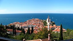 Utsikt från stadsmurarna över udden Punta Madonna med staden Piran.