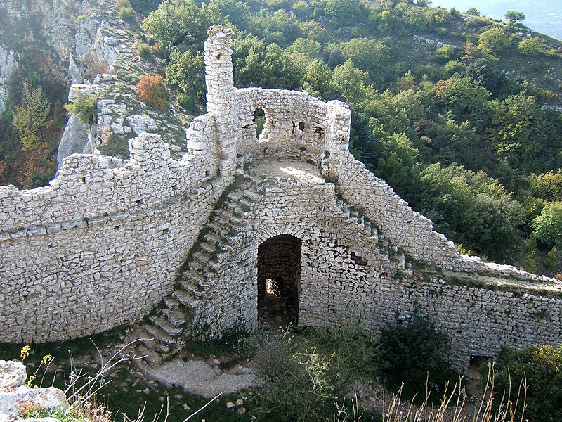 File:Tour du Château de Crussol.jpg