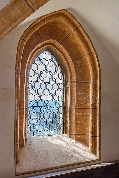 File:Magdalensberg Filialkirche hll. Helena und Maria Magdalena W-Wand Gitterfenster 29032023 3704.jpg