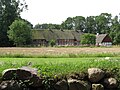 Der Pastorenhof von der Kirche aus gesehen, vorn im Bild die Kirchhofsmauer