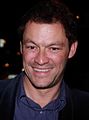 Dominic West interpreta il principe Carlo nella quinta e nella sesta stagione.