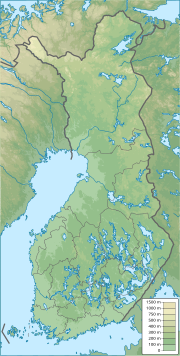 Mapa konturowa Finlandii, blisko centrum na prawo znajduje się owalna plamka nieco zaostrzona i wystająca na lewo w swoim dolnym rogu z opisem „Oulujärvi”