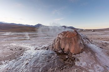 Primeiro plano de um gêiser em El Tatio, norte do Chile, no deserto de Atacama, próximo da fronteira com a Bolívia. (definição 8 688 × 5 792)