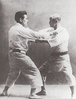 Grondlegger van het judo Jigoro Kano rechts in de foto, met links Kyuzo Mifune