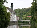 Die Altmühl auf Höhe der Spitalbrücke; zwischen Spitalbrücke und der Spitalkirche Heilig Geist ist ein Nachbau der historischen Prelle zu sehen, mit der im Mittelalter das Bäckerschupfen durchgeführt wurde