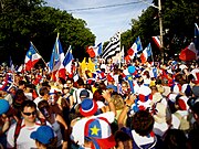 Gwenn ha Du flottant au milieu de drapeaux de l'Acadie