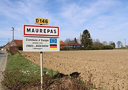 Panneau d'entrée de la commune de Maurepas (Somme) mentionnant le jumelage avec la commune allemande de Erbes-Bûdesheim.