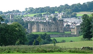 Castelo de Alnwick e, detrás, a vila de Alnwick