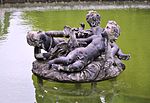 Groupe de trois enfants jouant avec des oiseaux.