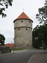 La rue et Kiek in de kök vues de Toompea tänav.