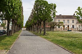 Le parc arboré de la mairie, au centre de la commune.