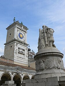 La tour de l'Horloge, au premier plan, le monument de la Paix.