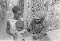 Soldat del PAIGC amb la seva família a un camp militar, Guinea Bissau, 1974