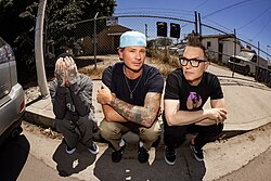 Blink-182 vuonna 2023. Vasemmalta oikealle: Travis Barker, Tom DeLonge ja Mark Hoppus.