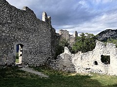 Östliche Außenmauer und Durchgang Rondell