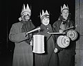 Kinderen met lampions in Amsterdam, 6 januari 1958