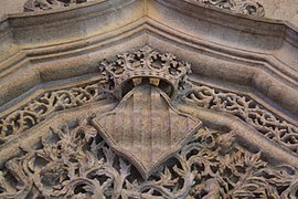 Escudo sobre la puerta de la capilla de la Lonja de la Seda.