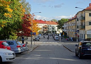 Essingestråket mot öster med Essingetorget i fonden.