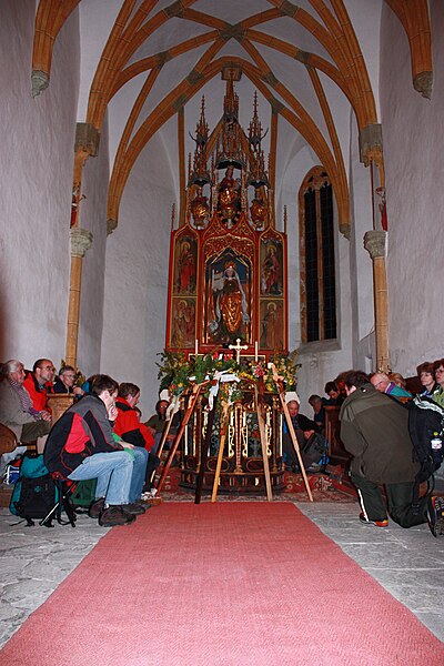 File:Kirche am Magdalensberg - Altar mit Pilgerkreuze.JPG