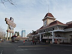 Vue extérieure d'un hôtel sur lequel est inscrit Palace Station.