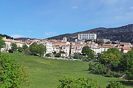 Vue printanière du village de Cipières