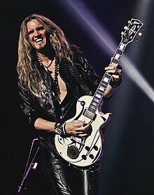 Hoekstra performing with Whitesnake in 2019