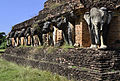 Eléphants de la terrasse "portant" le chedi principal de Wat Chang Lom