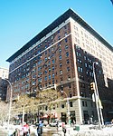 Astor Court Building, Broadway, Nueva York City (terminada en 1916).