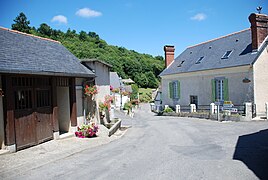 Centre du village en descente vers Paréac