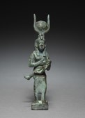 Satuetă a lui Isis și Horus; 305–30 î.Hr.; bronz; 4,8 × 10,3 cm; Muzeul de Artă din Cleveland (Cleveland, Ohio, SUA)