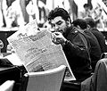 Che Guevara citind ziarul (1961).