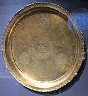 Inlaid brass tray of Badr al-Din Lu'lu'. Mosul, 13th cen. V&A.[34]