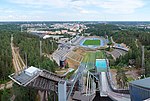 Blick auf das Stadion von der Großschanze im Sommer