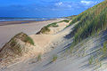 Dunes au sud de la plage, au fond : l'établissement de thalassothérapie, dernière construction du front de mer.