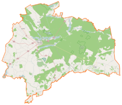 Mapa konturowa powiatu augustowskiego, blisko centrum na prawo znajduje się punkt z opisem „źródło”, natomiast blisko prawej krawiędzi nieco u góry znajduje się punkt z opisem „ujście”