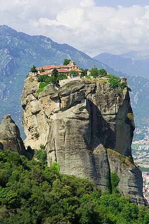 Monastère construit sur un piton rocheux.