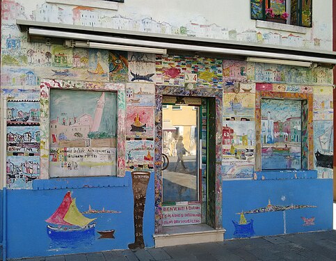 Bleu et jaune sur une façade à Burano